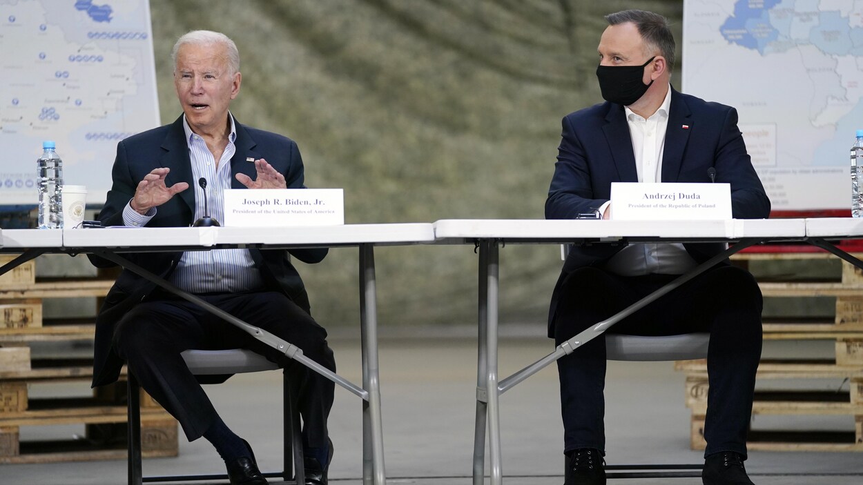 Joe Biden et Andrzej Duda parlent aux journalistes.