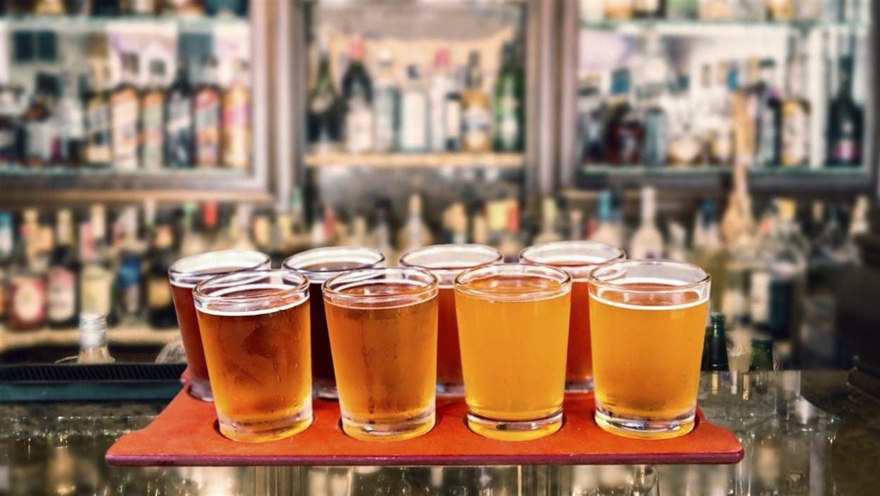 Des verres de bière disposés sur un plateau de dégustation. Des verres de bière disposés sur un plateau de dégustation.
