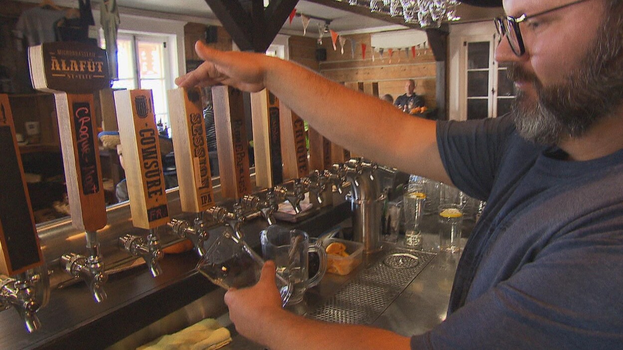 Mario Dugré rempli un verre de bière