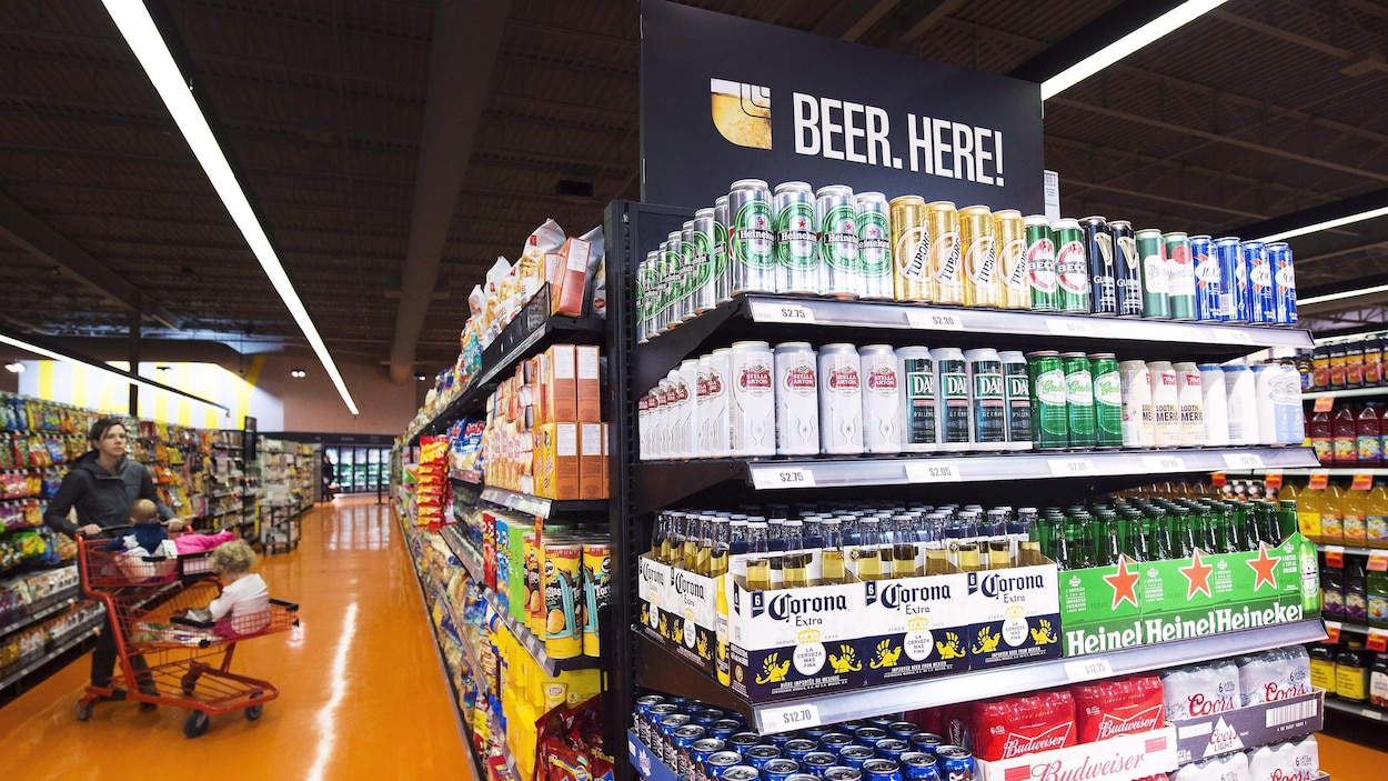 Étalage de bière dans une épicerie Étalage de bière dans une épicerie