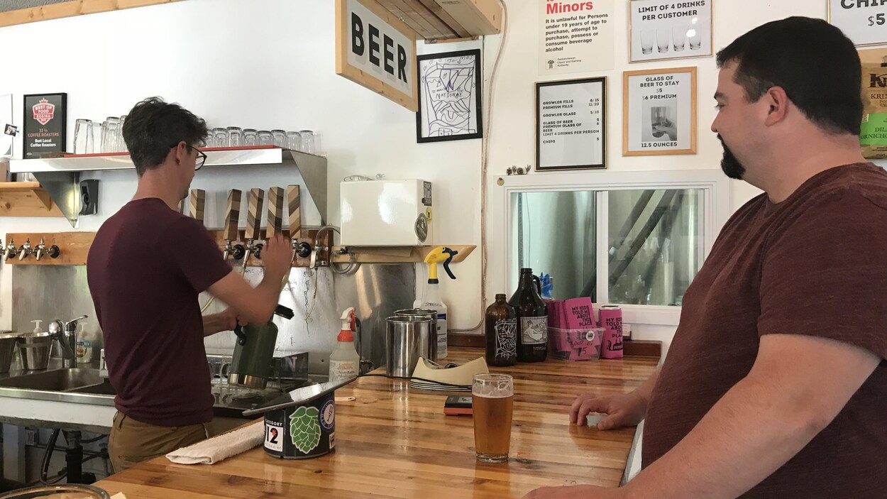 Adam Smith remplit le cruchon de Matt Leisle avec l'une des bières disponibles à ce moment au Malty National.
