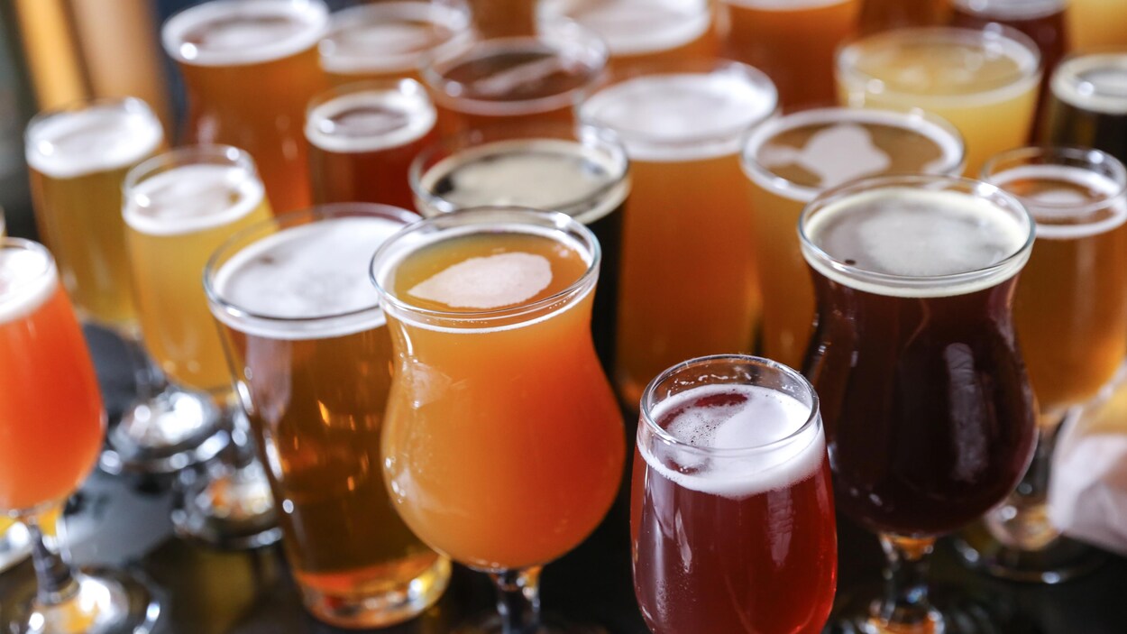 Une douzaine de verres remplis de diverses bières artisanales