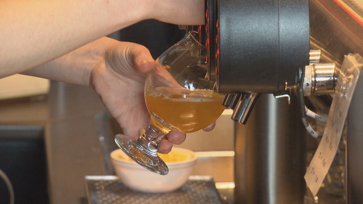 Les micro-brasseries gagnent en popularité en Ontario. Les micro-brasseries gagnent en popularité en Ontario.
