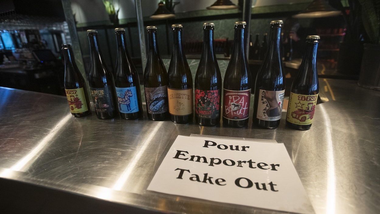 Des bouteilles de bière sur un comptoir.