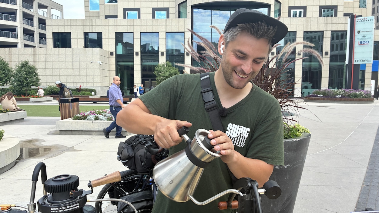Un barista à vélo roule contre le cancer