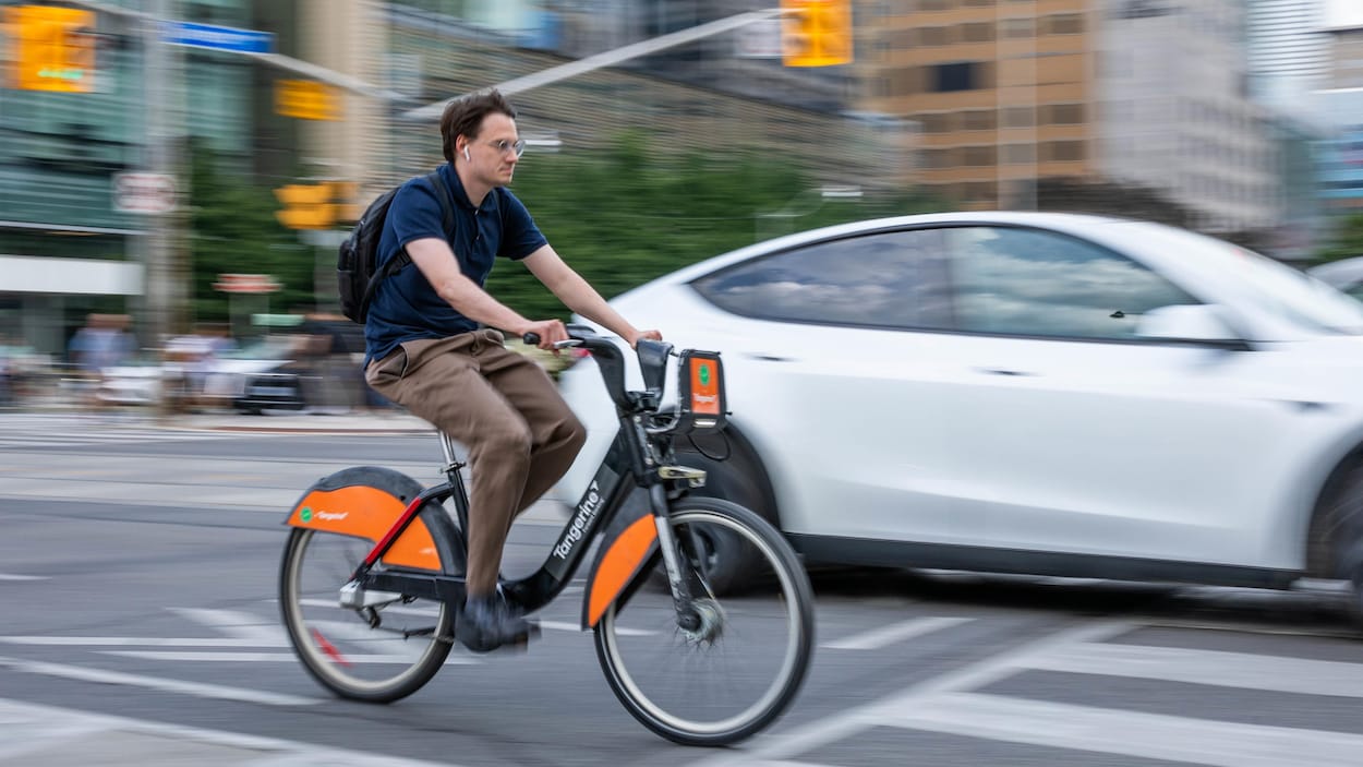 Le gouvernement Ford commence à retirer des pistes cyclables à Toronto