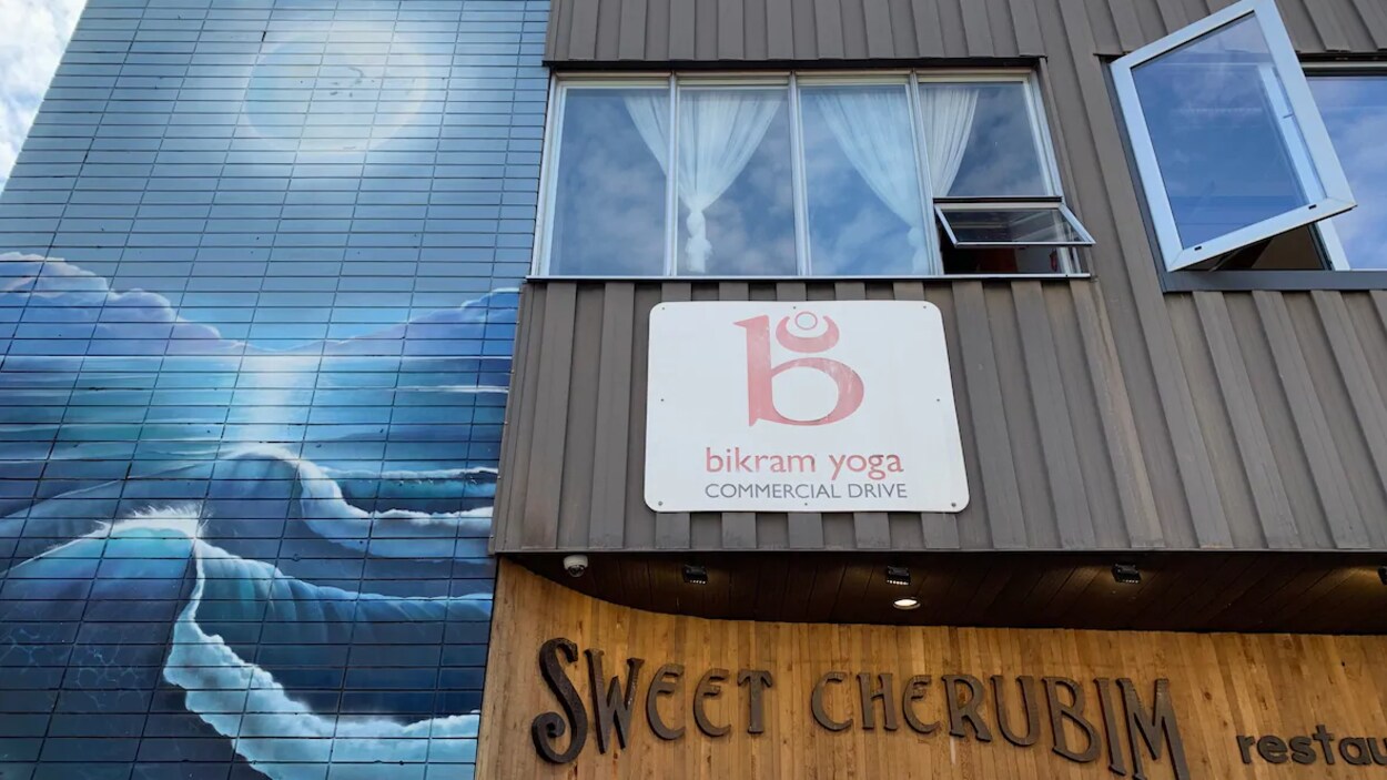 La façade d'un studio de yoga.