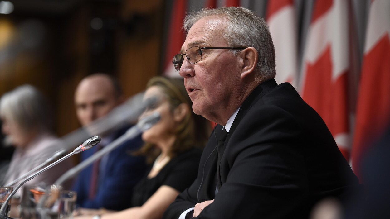 Bill Blair en conférence de presse.