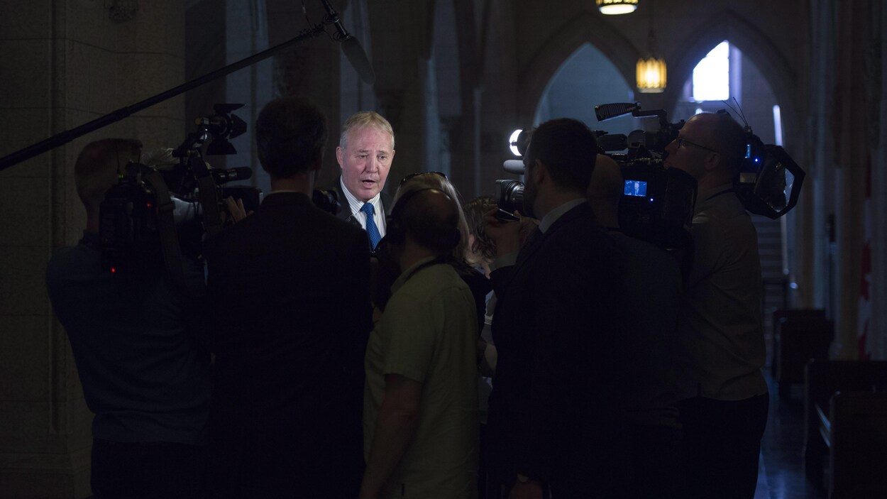 Le député libéral Bill Blair s'adresse aux journalistes. Le député libéral Bill Blair s'adresse aux journalistes.