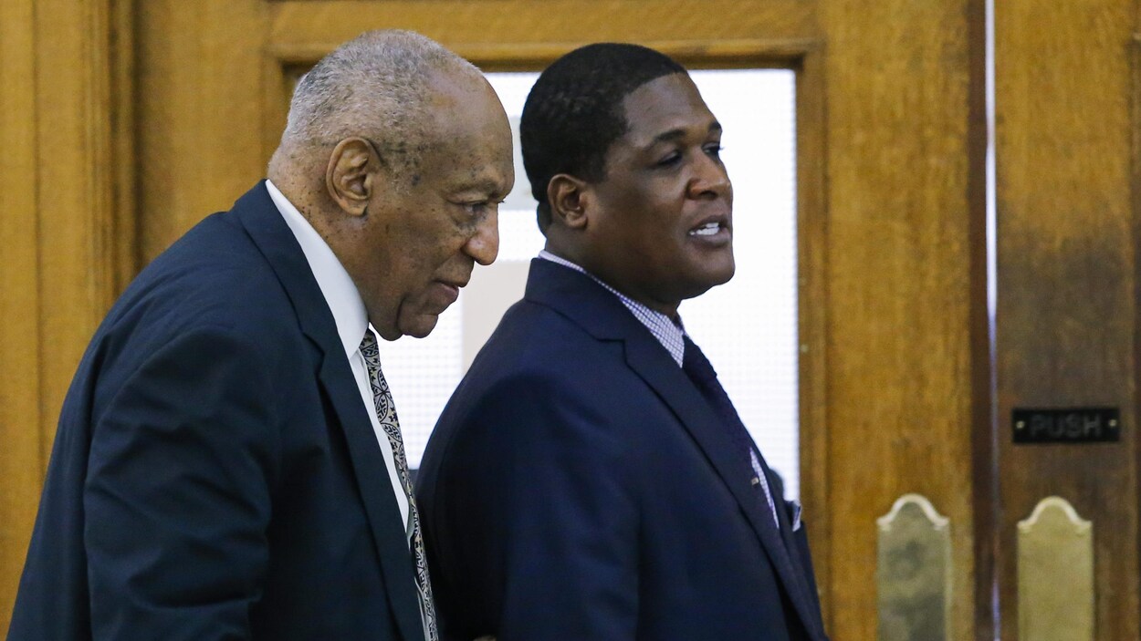 Bill Cosby à la sortie de la salle de cour