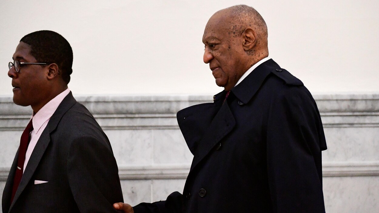 Accompagné de son porte-parole, l'acteur et humoriste Bill Cosby arrive à son deuxième procès, à Norristown, en Pennsylvanie, le 25 avril 2018. Accompagné de son porte-parole, l'acteur et humoriste Bill Cosby arrive à son deuxième procès, à Norristown, en Pennsylvanie, le 25 avril 2018.