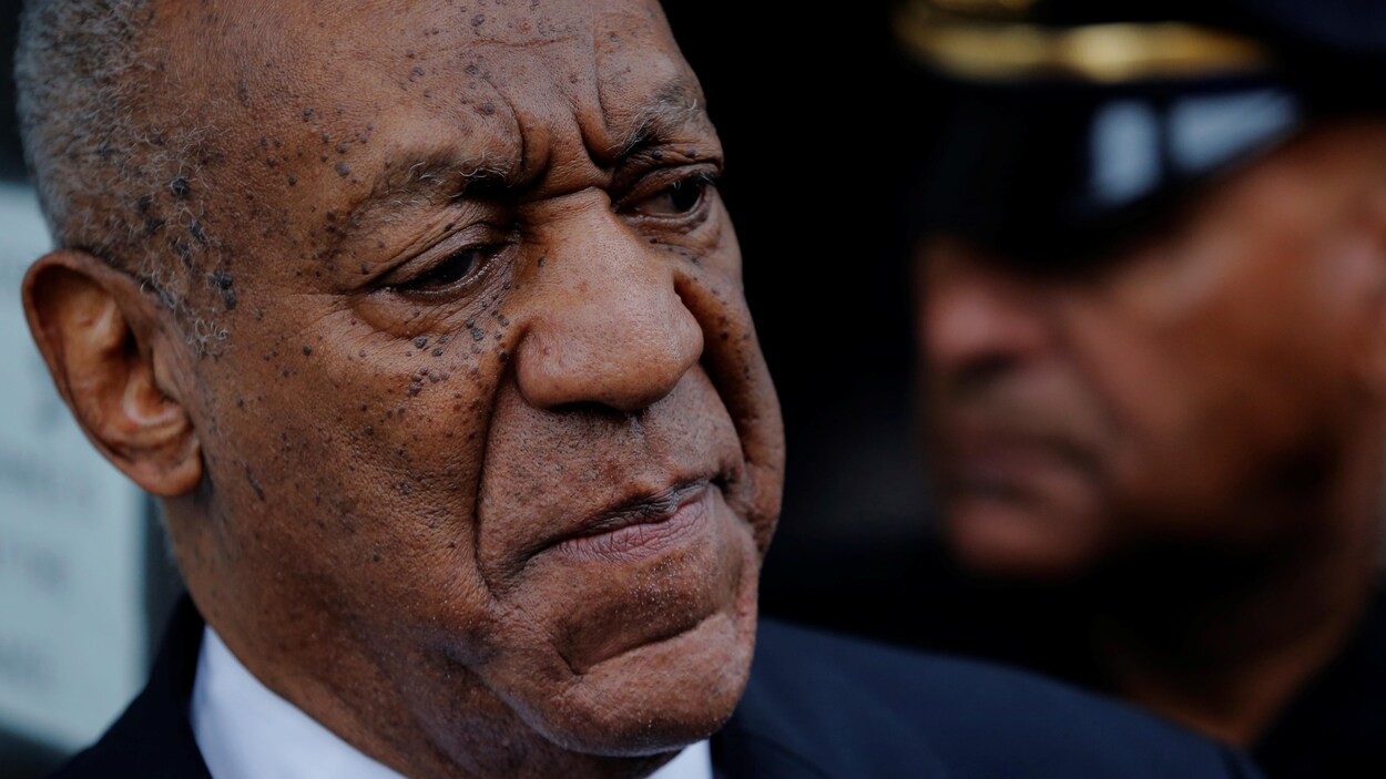 Bill Cosby à sa sortie du tribunal de Norristown, en Pennsylvanie après que le juge a annulé son procès pour agression sexuelle.