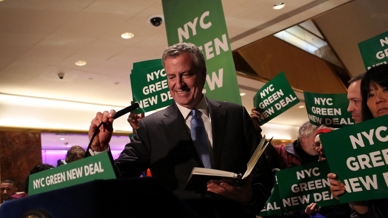 Le maire de New York, Bill De Blasio se rend au meeting du Green New Deal à la Trump Tower, le 13 mai 2019.