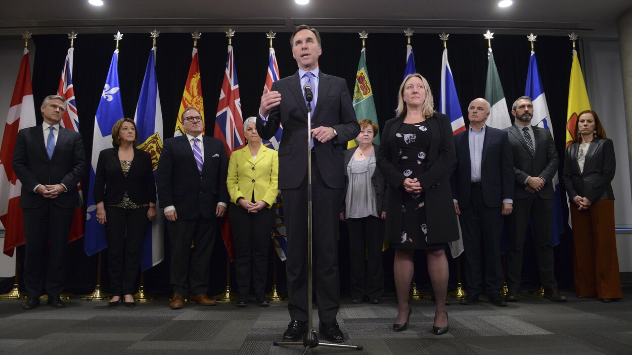 Le ministre fédéral des Finances, Bill Morneau, en conférence de presse avec ses homologues des provinces.