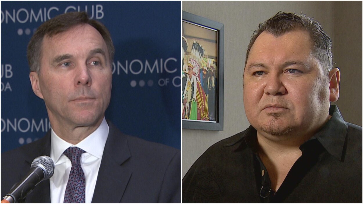 Le ministre des Finances Bill Morneau (gauche) a rencontré des représentants du groupe « Iron Coalition », dont le coprésident Calvin Bruneau (droite).