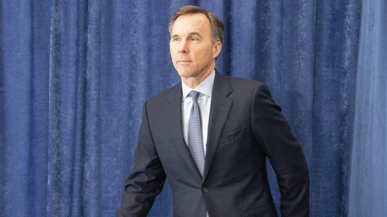 Bill Morneau arrive à une conférence de presse sur le coronavirus.