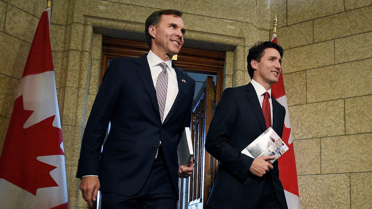 Le ministre des Finances Bill Morneau et le premier ministre canadien Justin Trudeau tiennent des copies du budget fédéral, à Ottawa.
Le ministre des Finances Bill Morneau et le premier ministre canadien Justin Trudeau tiennent des copies du budget fédéral, à Ottawa.