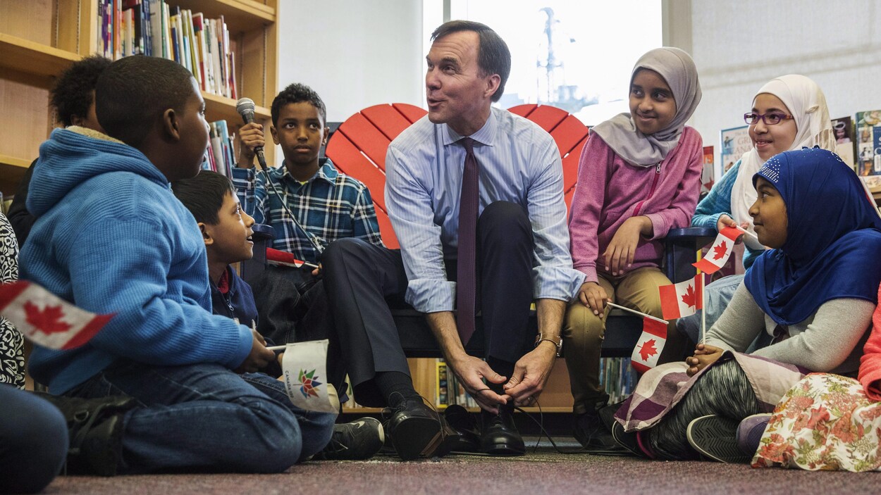 Le ministre fédéral des Finances, Bill Morneau, a enfilé des chaussures neuves, lundi, à l’approche du dépôt de son budget, une tradition bien établie.