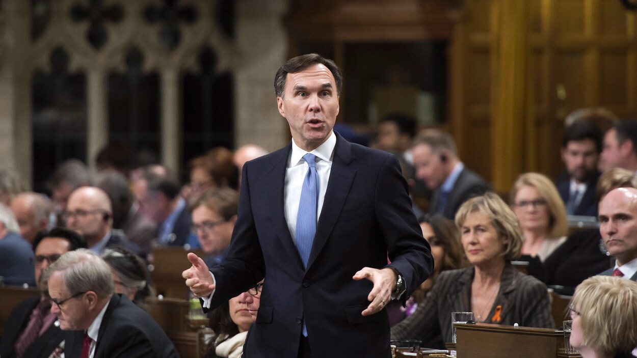 Le ministre des Finances Bill Morneau debout lors de la période des questions à la Chambre des communes
Le ministre des Finances Bill Morneau debout lors de la période des questions à la Chambre des communes