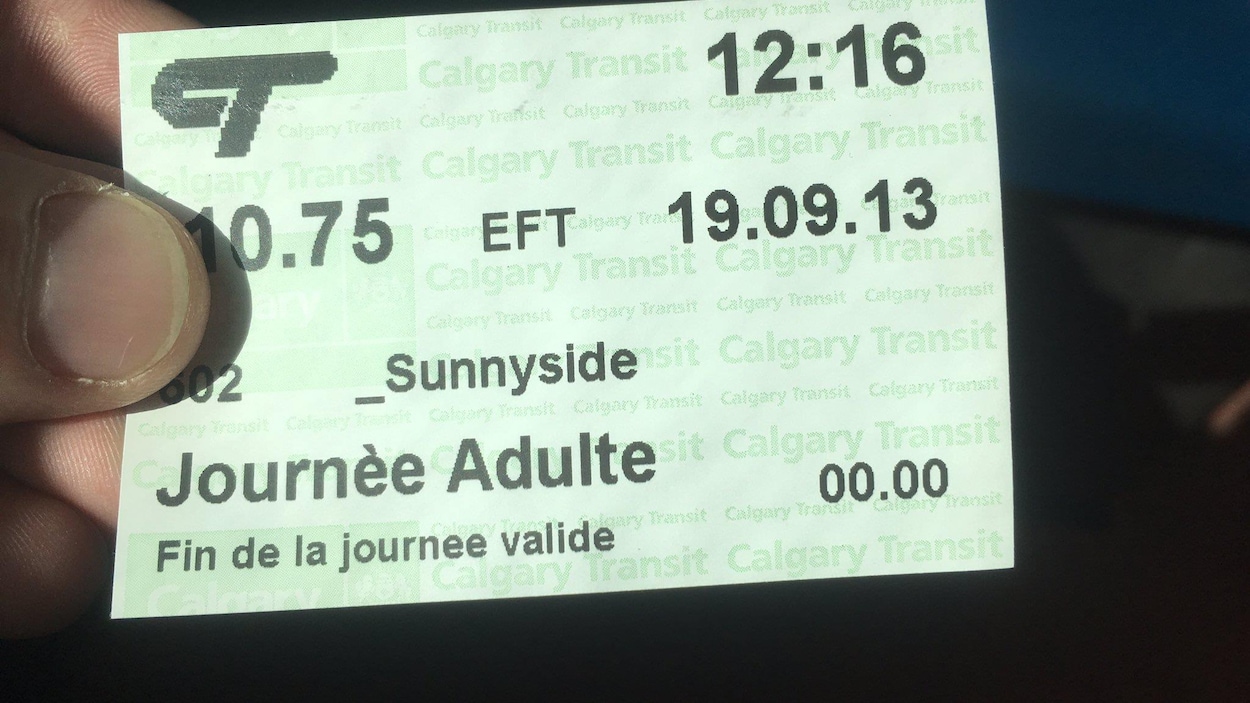 Un billet d'autobus sur lequel on peut lire : Journèe (sic) Adulte, fin de la journee valide.