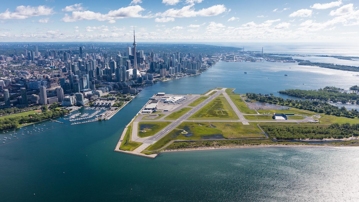 Le plan ambitieux et controversé de Doug Ford pour agrandir l’aéroport des îles à Toronto
