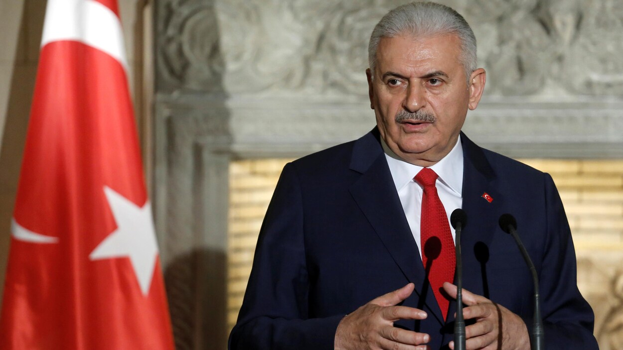 Le premier ministre de la Turquie, Binali Yildirim, parle derrière des microphones lors d'une conférence de presse au mois de juin 2017.
