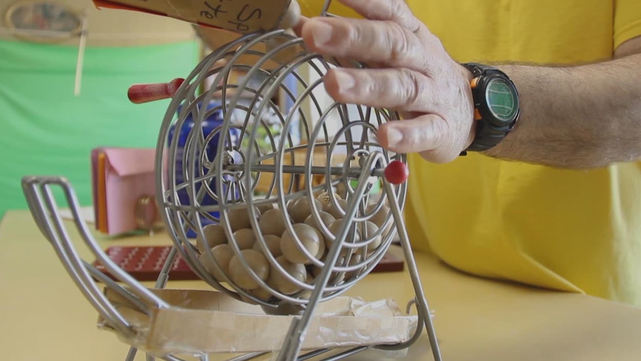 Une machine qui brasse les boules de bingo.