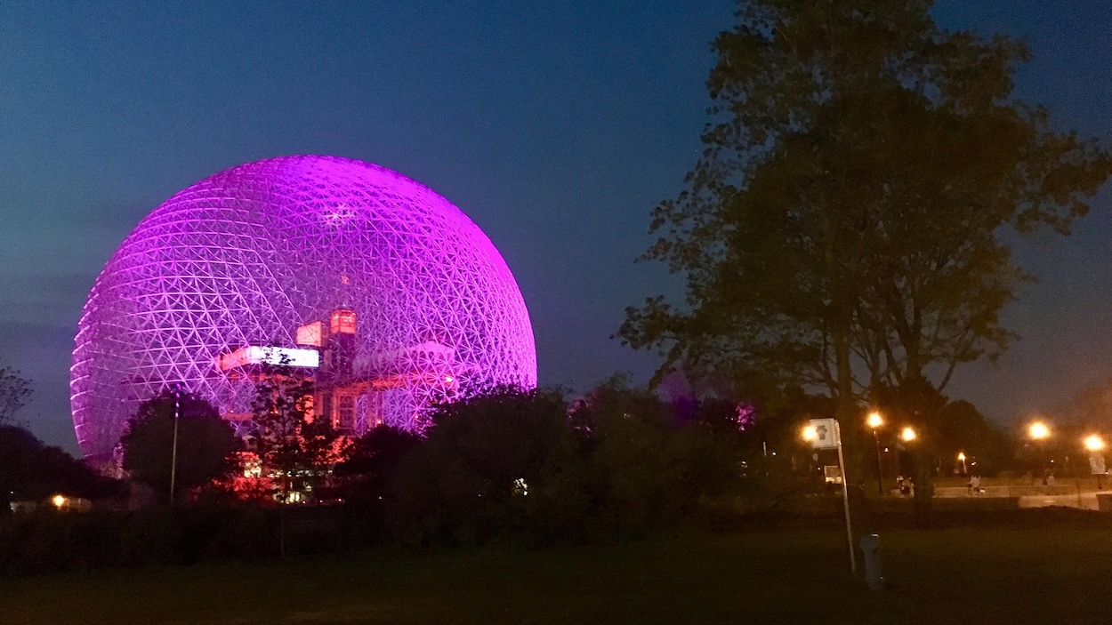 La Biosphère illuminée lors des cérémonies du 375e anniversaire de Montréal.