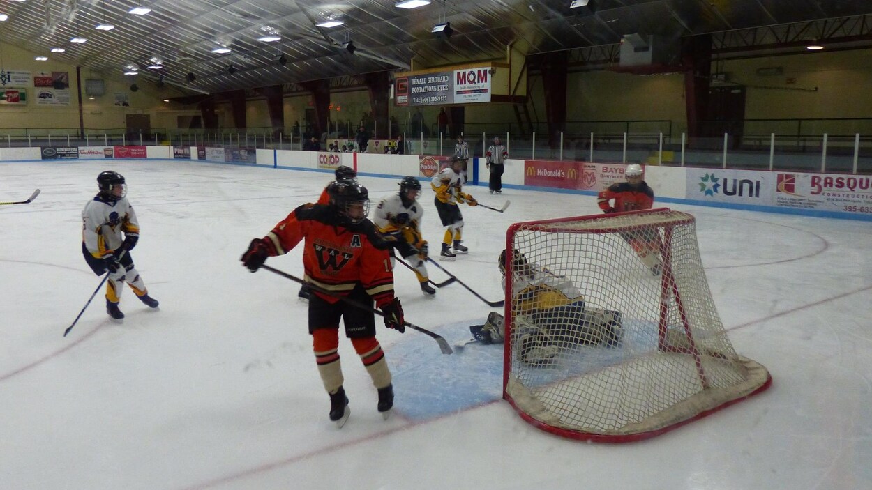 Des hockeyeuses sur la glace.