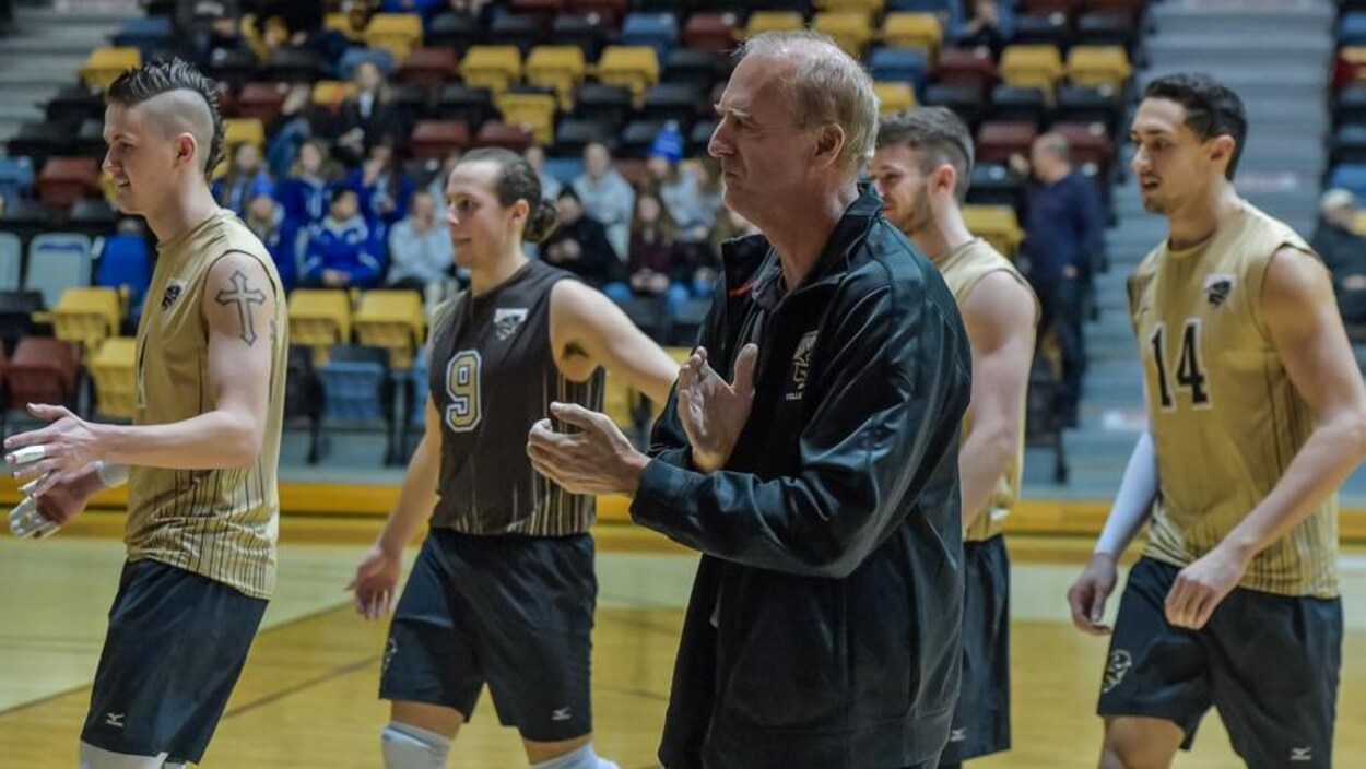 L'entraîneur de volleyball des Bisons de l'Université du Manitoba, Garth Pischke L'entraîneur de volleyball des Bisons de l'Université du Manitoba, Garth Pischke