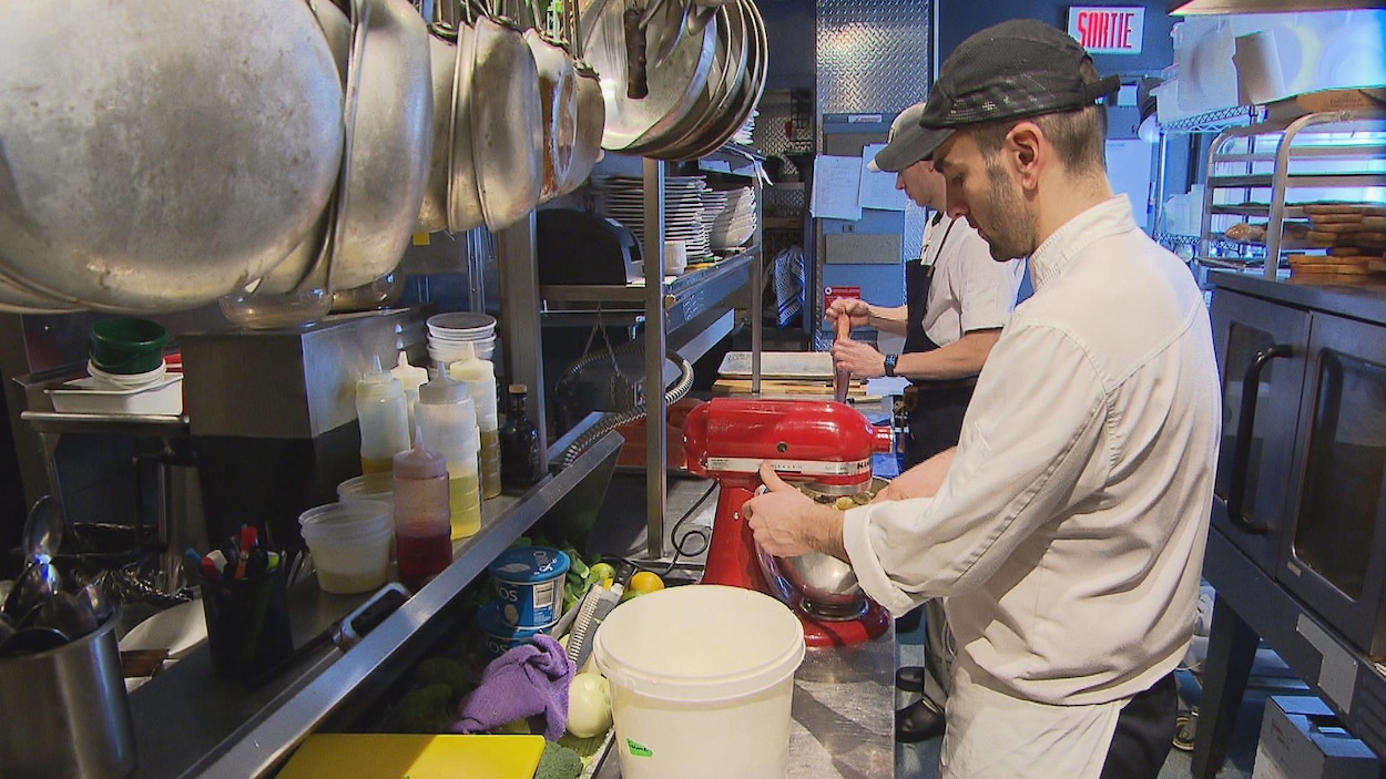 Des employés à l'oeuvre dans la cuisine du Bistro La Réserve de Rimouski Des employés à l'oeuvre dans la cuisine du Bistro La Réserve de Rimouski