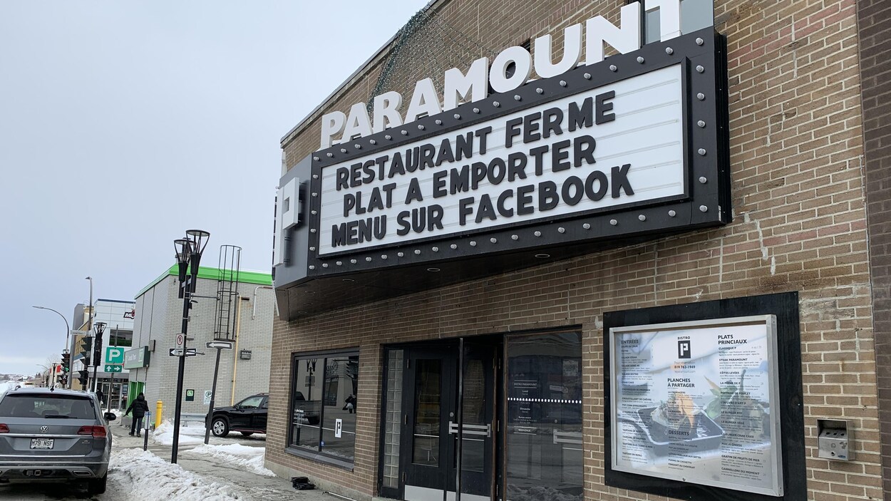Un restaurant dont la marquise dit «restaurant fermé plat à emporter menu sur Facebook».