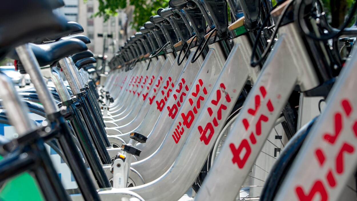 Des vélos Bixi installés dans une borne à Montréal. Des vélos Bixi installés dans une borne à Montréal.