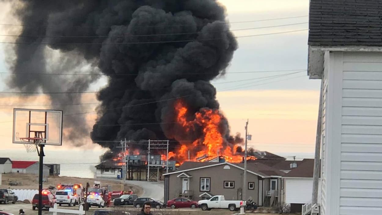 L'usine en flammes