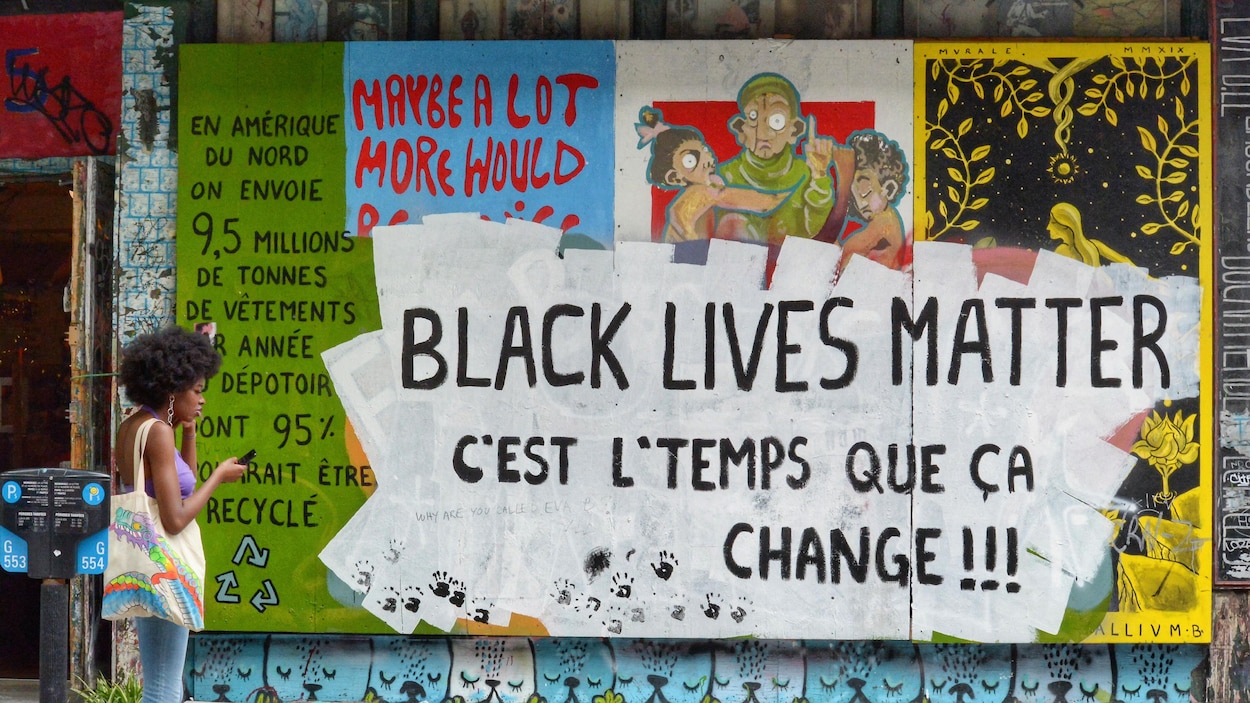 Une murale sur le boulevard Saint-Laurent à Montréal sur laquelle on peut lire: «Black Lives Matter. C'est l'temps que ça change».