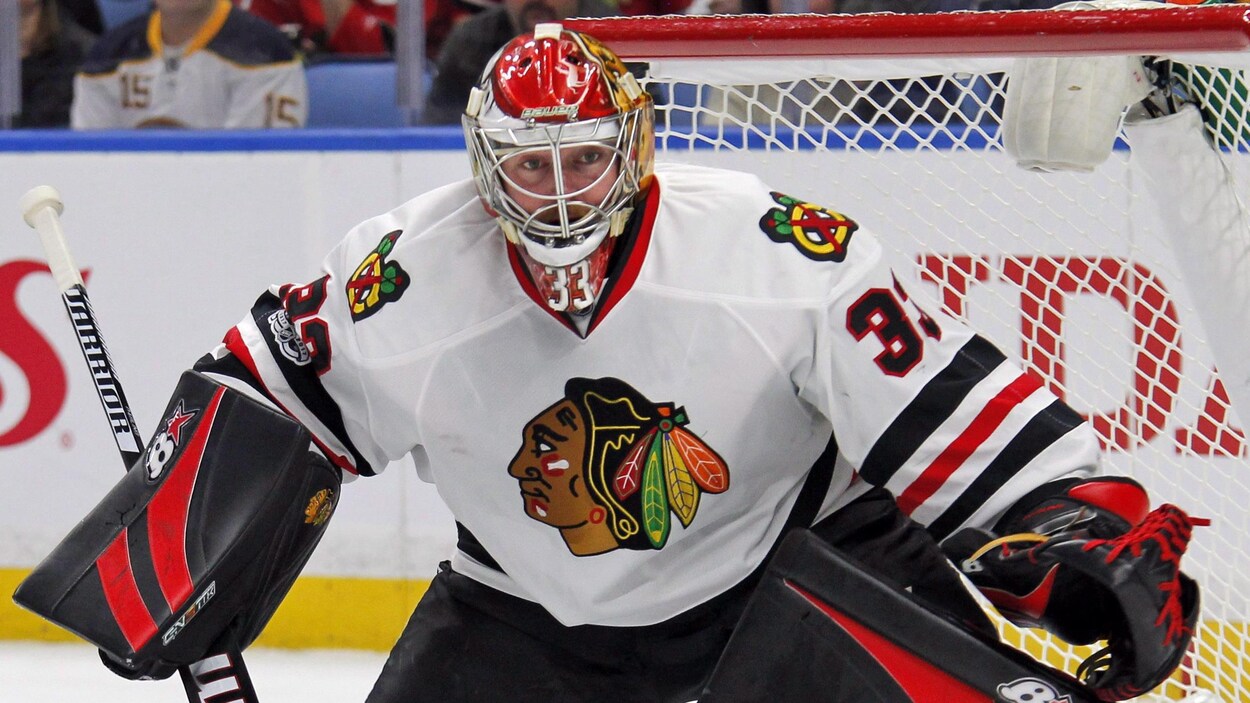 Le logo des Blackhawks de Chicago, qu'arbore ici le gardien Scott Darling, est utilisé par de nombreuses équipes de hockey mineur.