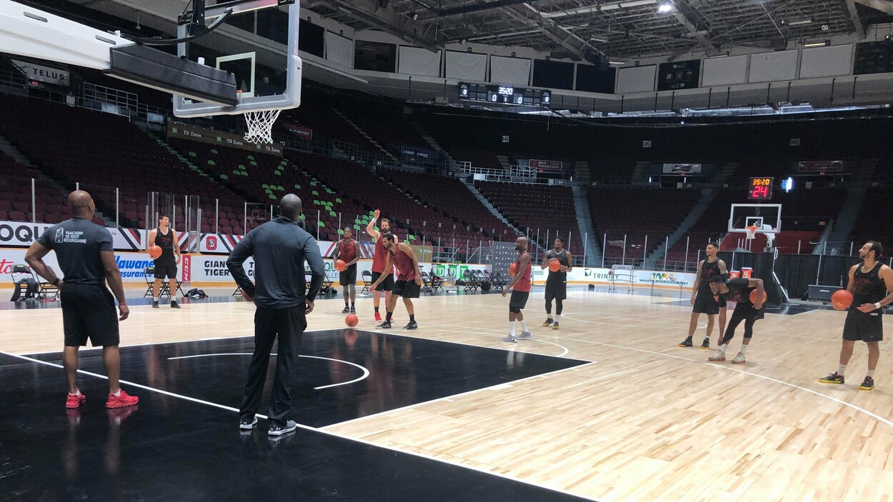 Des joueurs de basketball effectuent un exercice pour pratiquer leurs tirs de 3 points.
