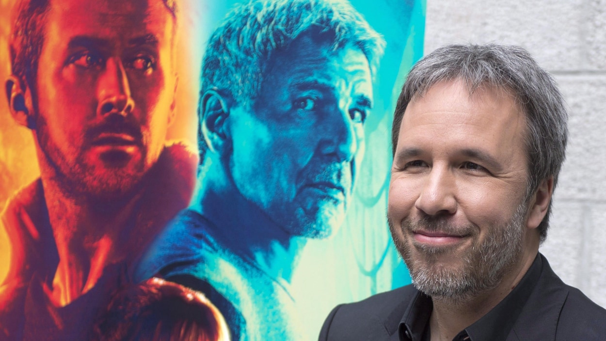 Denis Villeneuve sourit devant l'affiche du film « Blade Runner 2049 » Denis Villeneuve sourit devant l'affiche du film « Blade Runner 2049 »