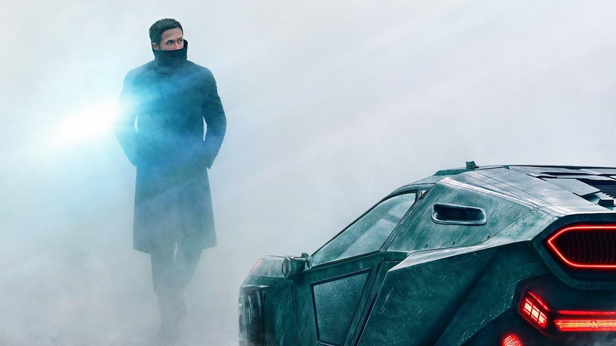 L'affiche du film « Blade Runner 2049 », réalisé par Denis Villeneuve: on y voit Ryan Gosling marcher à travers le brouillard vers sa voiture futuriste. L'affiche du film « Blade Runner 2049 », réalisé par Denis Villeneuve: on y voit Ryan Gosling marcher à travers le brouillard vers sa voiture futuriste.