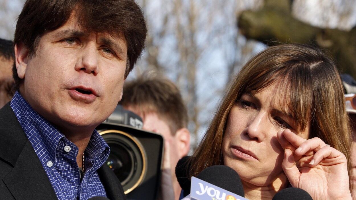 Rod Blagojevich, en compagnie de sa femme, s'adressant aux journalistes (archives).