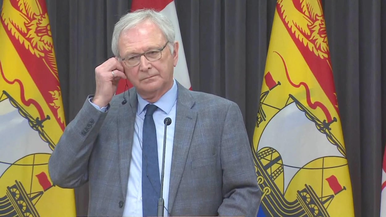 Blaine Higgs place un écouteur dans son oreille droite.