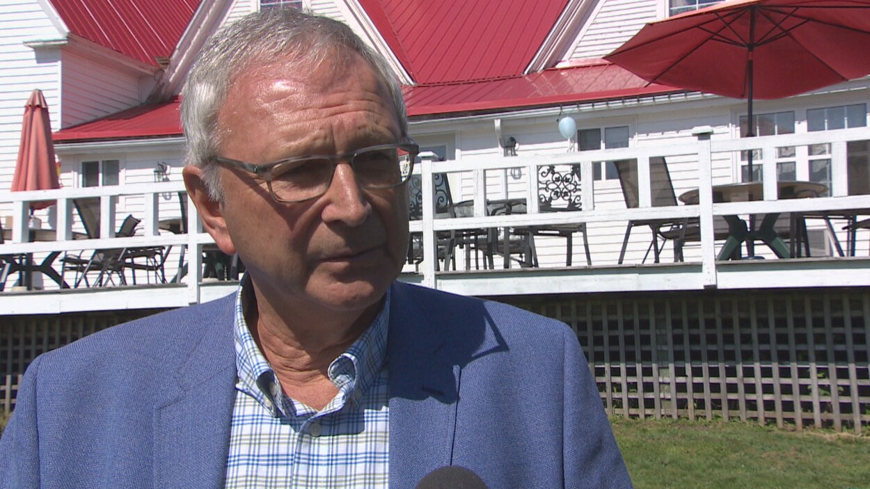 Le premier ministre Blaine Higgs s'adresse aux journalistes.