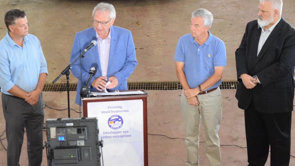 Blaine Higgs fait une annonce en compagnie des candidats progressistes-conservateurs de la Péninsule acadienne. Blaine Higgs fait une annonce en compagnie des candidats progressistes-conservateurs de la Péninsule acadienne.