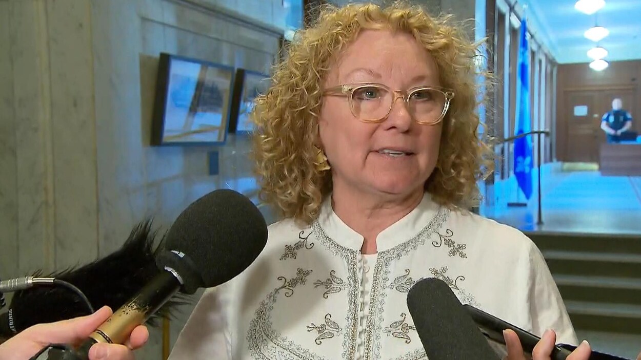 Marguerite Blais devant des micros.