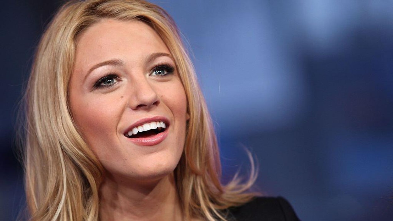 Le visage de Blake Lively en gros plan.