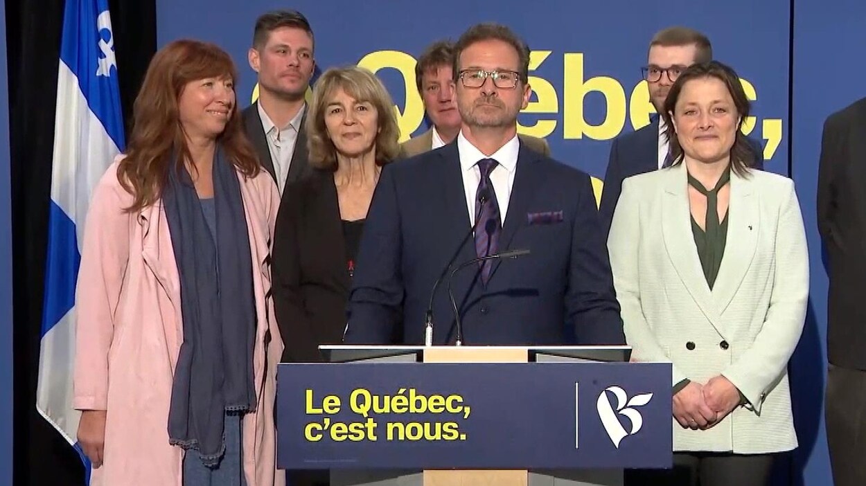 Le chef Yves-François Blanchet entouré de candidats.