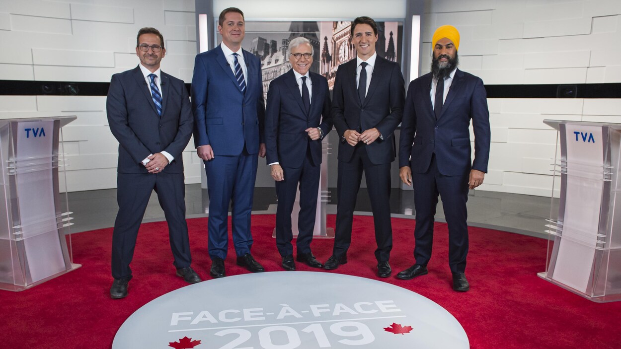 Yves-François Blanchet, Andrew Scheer, l'animateur Pierre Bruneau, Justin Trudeau et Jagmeet Singh sur le plateau de TVA.