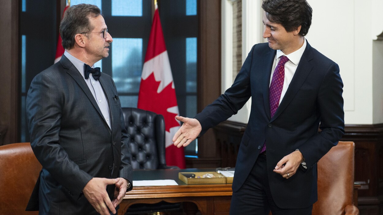 Justin Trueau tend la main à Yves-François Blanchet.