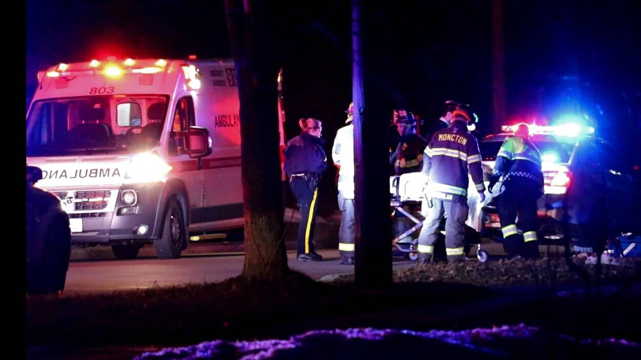 Un blessé est transport vers une ambulance à Moncton. Un blessé est transport vers une ambulance à Moncton.