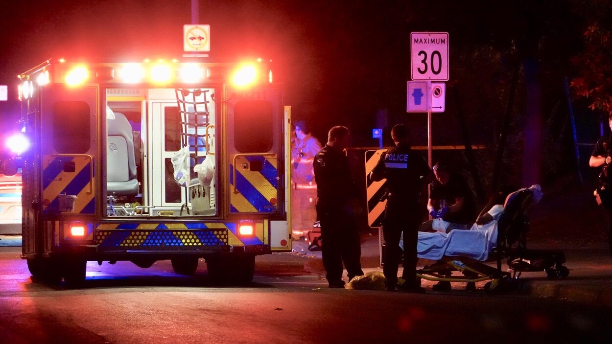 Une des victimes installée dans une civière, à côté d'une ambulance.